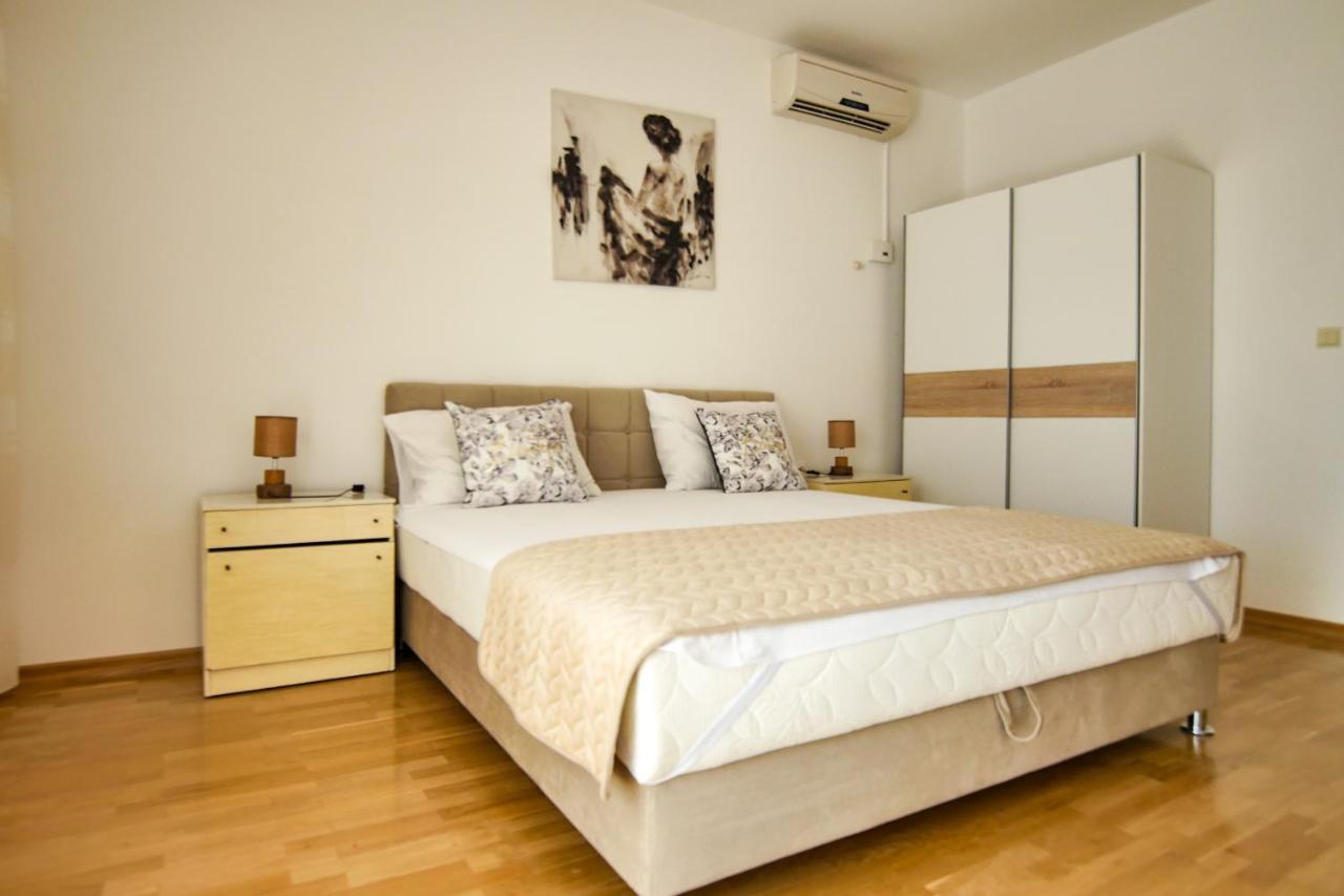 Apartments Babaja Omis Bagian luar foto