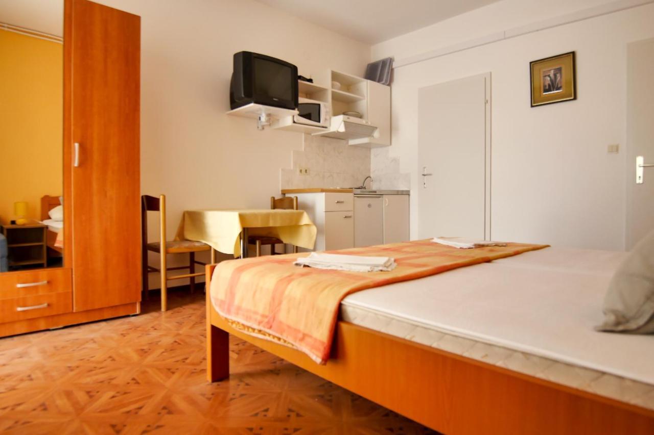 Apartments Babaja Omis Bagian luar foto