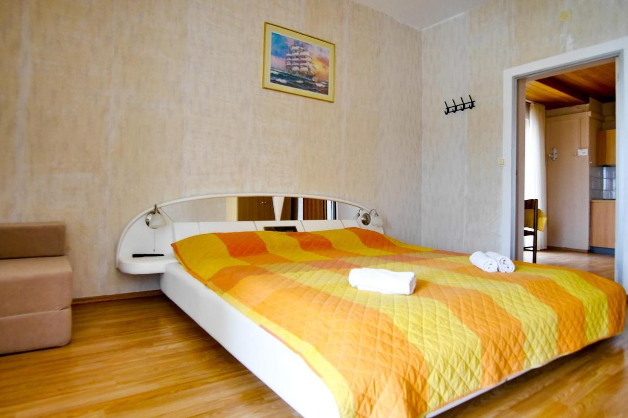 Apartments Babaja Omis Bagian luar foto
