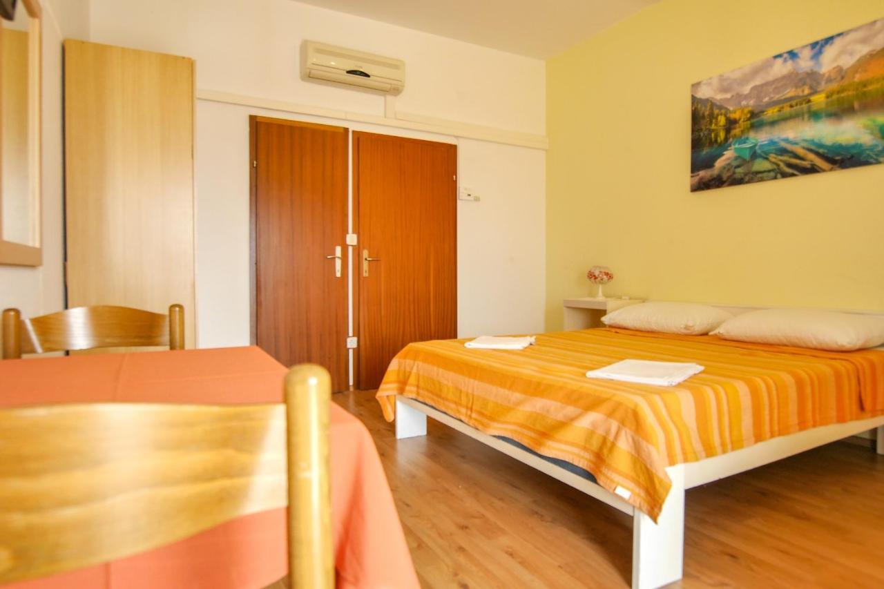 Apartments Babaja Omis Bagian luar foto