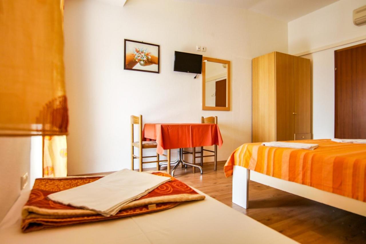 Apartments Babaja Omis Bagian luar foto
