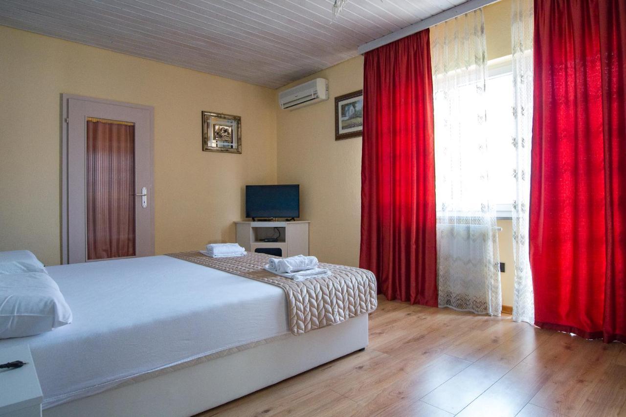 Apartments Babaja Omis Bagian luar foto